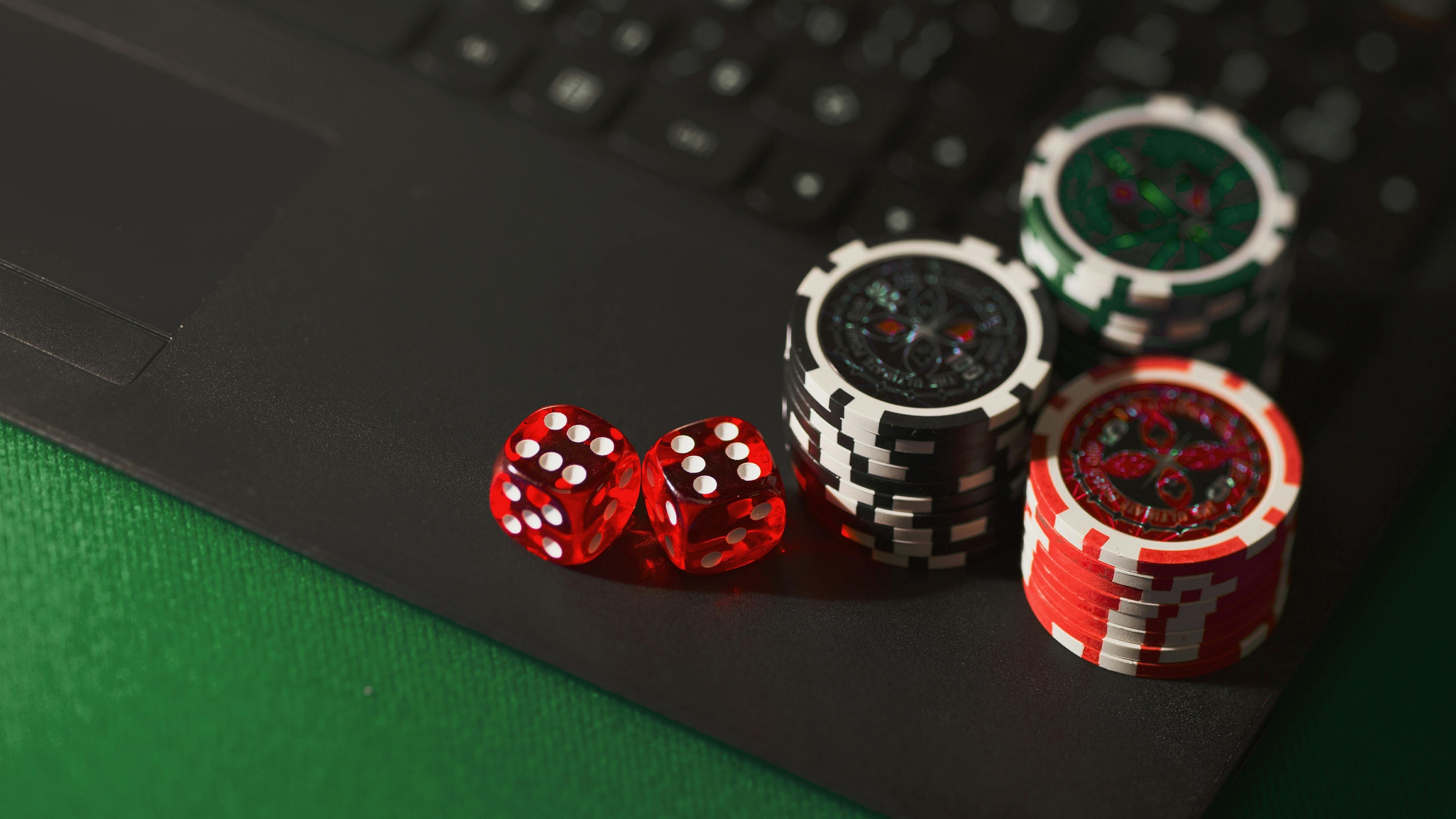 HD video streaming မှတဆင့် live casino ကစားနေသော မြင်ကွင်း